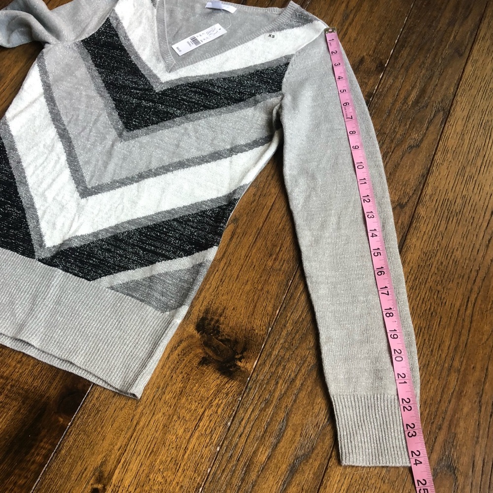 NY & Co. Black/Gray/White Chevron print LS V-neck long sleeve sweater. NWT - Picture 6 of 7